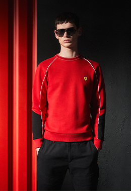 A three-quarter whole-body man wears yellow Softshell jacket featuring Fit System.