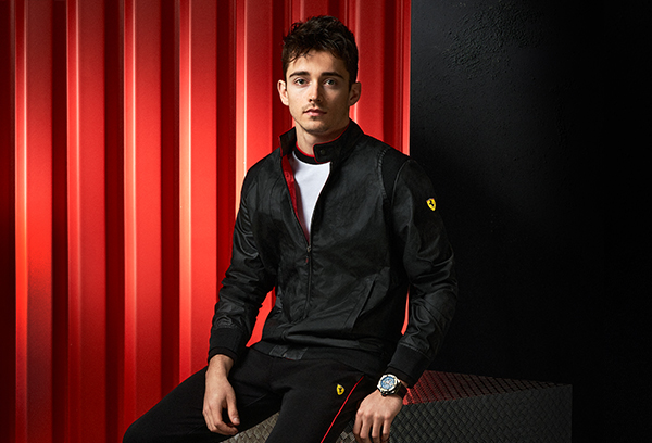 A SEATED HALF-BODY MAN WEARS THE RACING BOMBER JACKET IN HYBRID LEATHER.