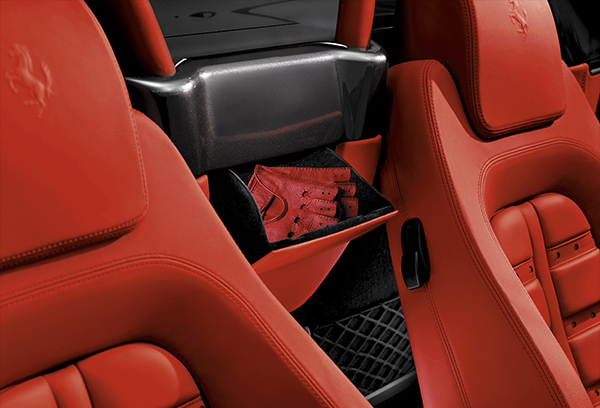 MEN'S DRIVING RED GLOVES IN NAPPA LAMBSKIN INSIDE A FERRARI
