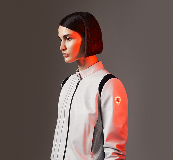 HALF-BODY WOMAN WEARING GREY LEATHER JACKET WITH SHOULDER FIT, MADE IN ITALY.