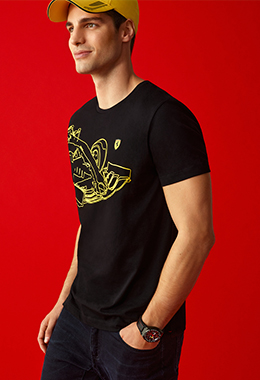 HALF-LENGTH PICTURE OF A MAN WEARING JERSEY T-SHIRT WITH FORMULA 1 SINGLE-SEATER TECHNICAL DESIGN.