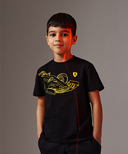 HALF-LENGTH PICTURE OF A KID WEARING JERSEY T-SHIRT WITH FORMULA 1 SINGLE-SEATER TECHNICAL DESIGN.