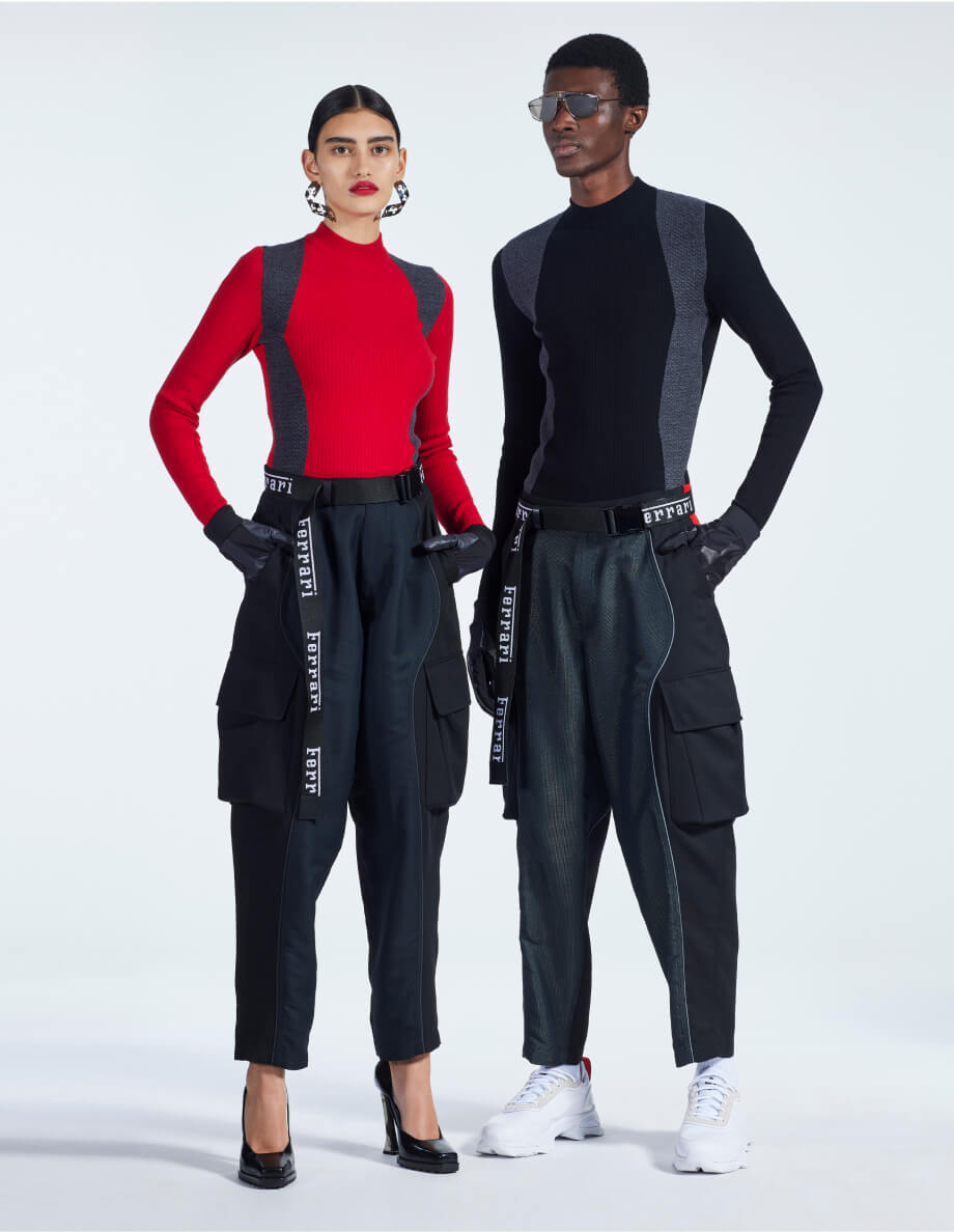 Look uomo e donna con maglia livrea fondo rosso per lei e fondo nero per lui e pantaloni cargo con tasche 3D e profili catarifrangenti