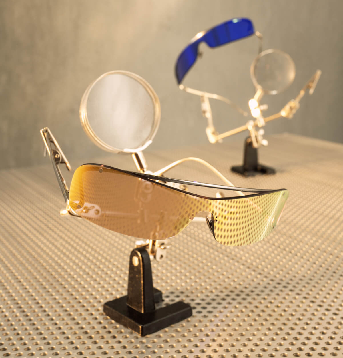 Metal sunglasses with mirrored coloured lenses