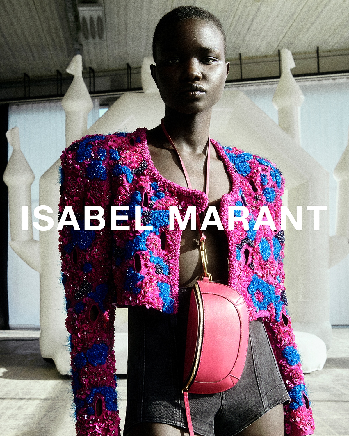 The model is wearing the Vifeli jacket, the Deversonsr short and the pink Skano bag