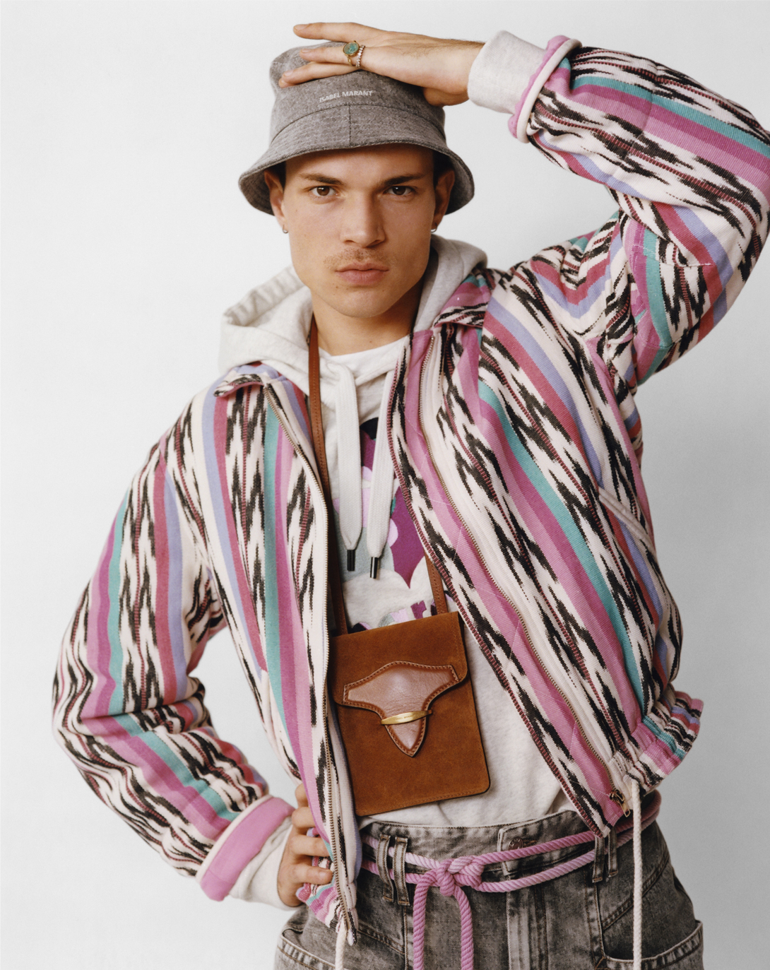 The model is wearing the Isteyi jacket and takury mini pouch