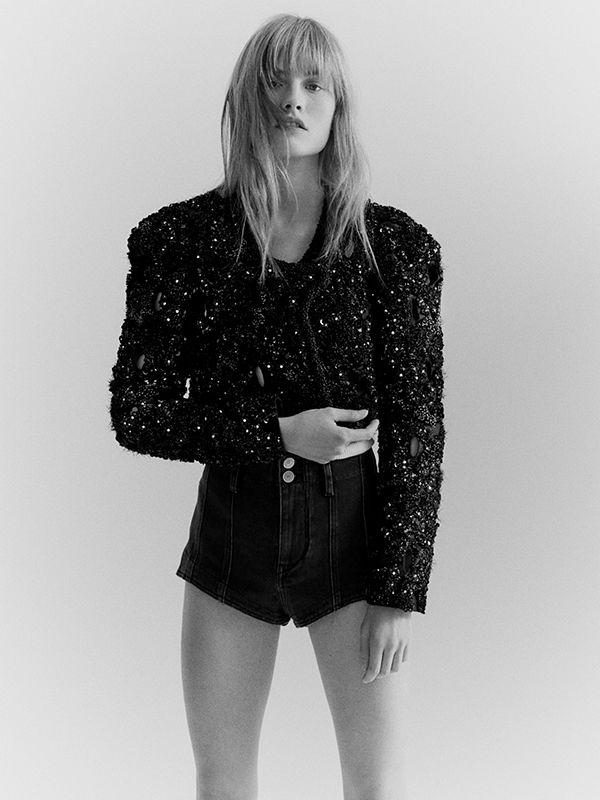 The model is wearing the Vifeli jacket, the Ezikio top and the Deversonbb short.