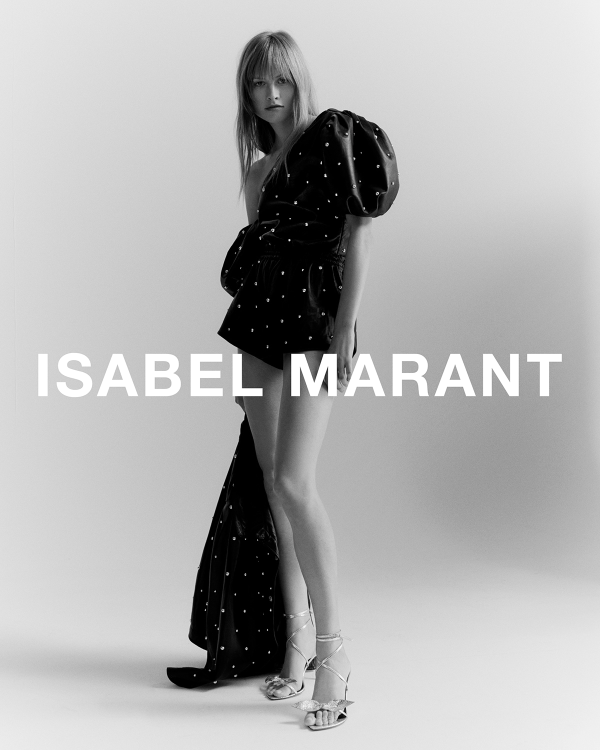 The model is wearing the Aniba top, the Xiamali pants and the Alt shoes.